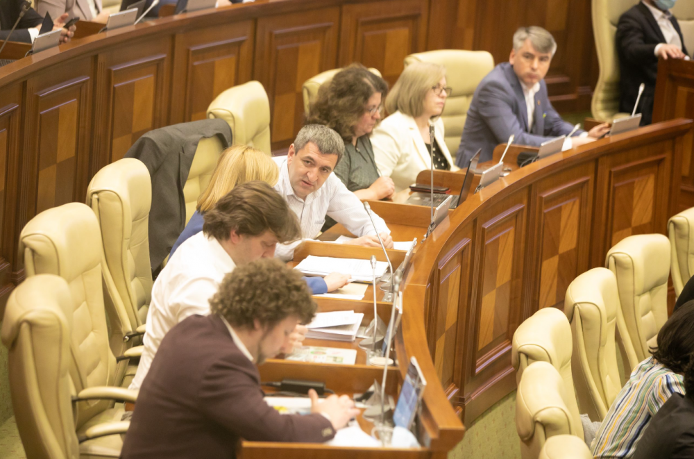 PAS a rămas fără încă un deputat. Cine și-a depus mandatul